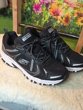 Skechers Womans Black and White Trail Running Shoes Size 10